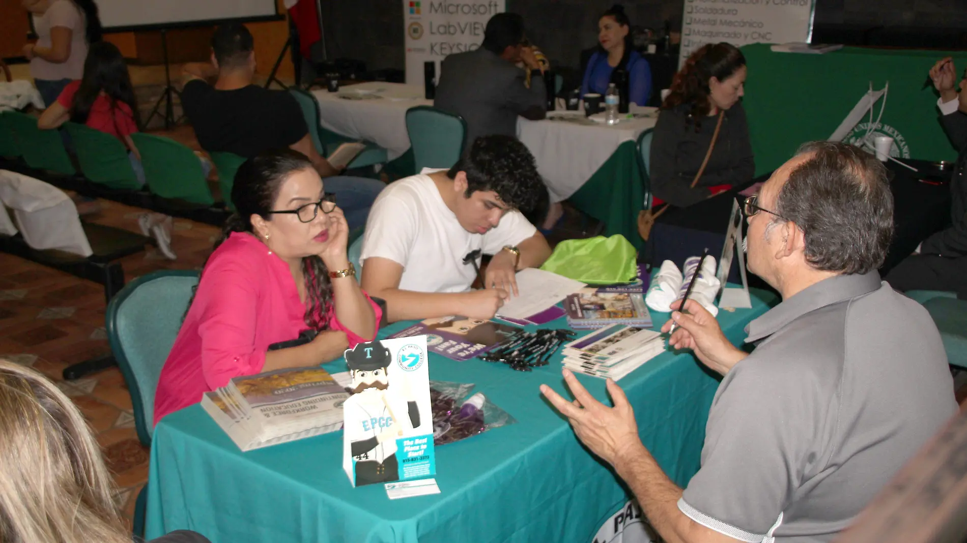 Lleva a cabo la Feria Educativa el Consulado Mexicano en El Paso003